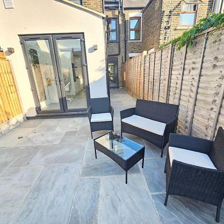 Spacious 4Br House, London, Sleeps 9, Parking Available Екстер'єр фото