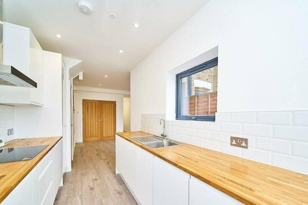 Spacious 4Br House, London, Sleeps 9, Parking Available Екстер'єр фото