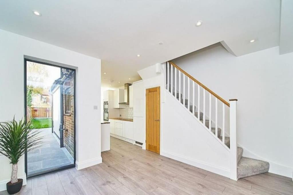 Spacious 4Br House, London, Sleeps 9, Parking Available Екстер'єр фото