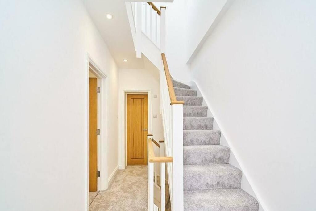 Spacious 4Br House, London, Sleeps 9, Parking Available Екстер'єр фото