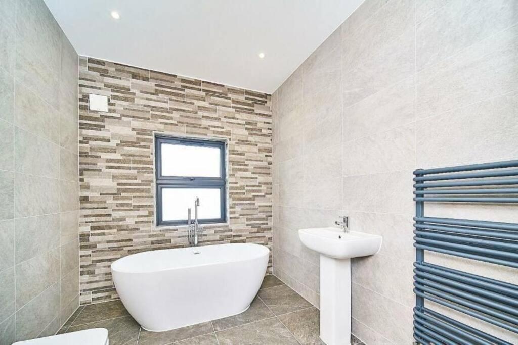 Spacious 4Br House, London, Sleeps 9, Parking Available Екстер'єр фото