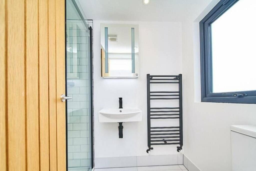 Spacious 4Br House, London, Sleeps 9, Parking Available Екстер'єр фото