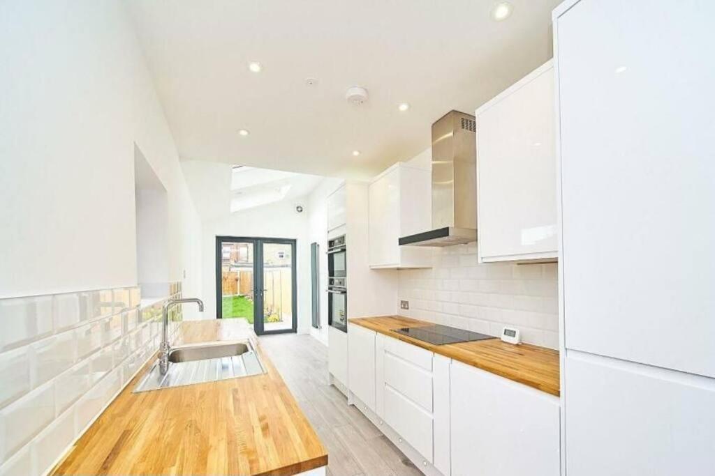 Spacious 4Br House, London, Sleeps 9, Parking Available Екстер'єр фото
