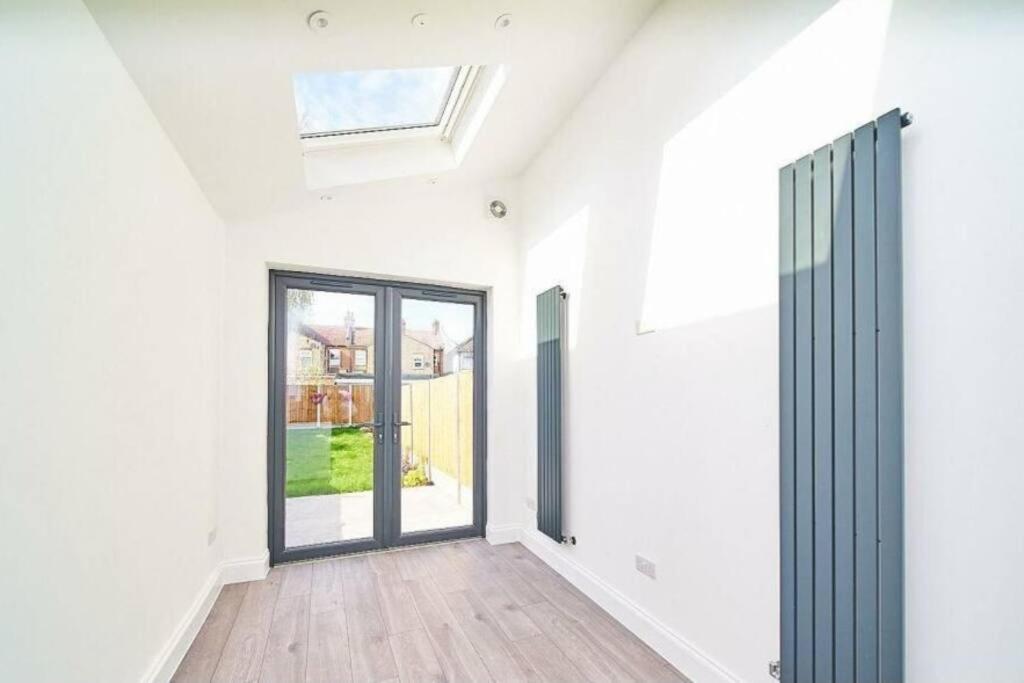 Spacious 4Br House, London, Sleeps 9, Parking Available Екстер'єр фото