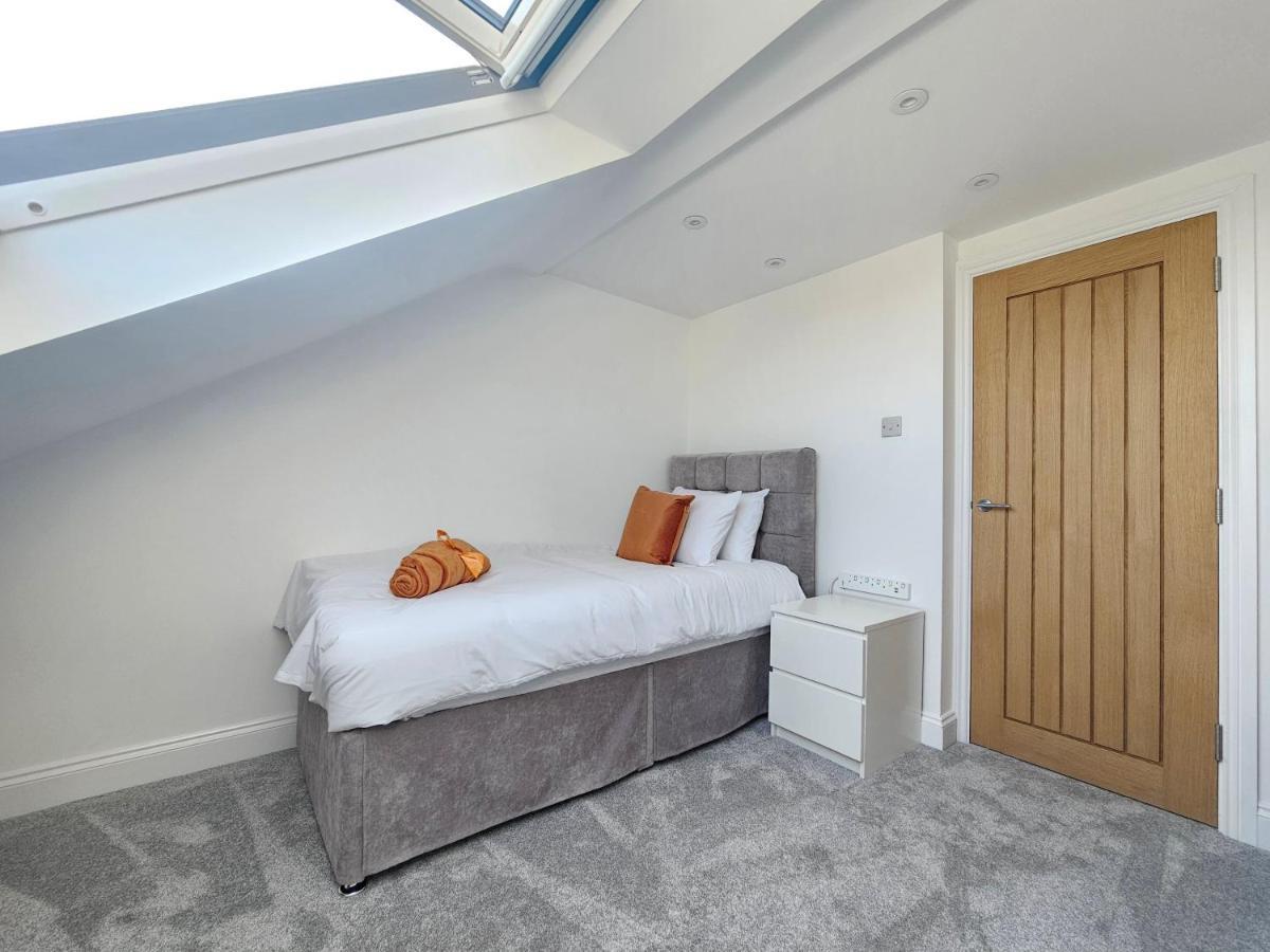 Spacious 4Br House, London, Sleeps 9, Parking Available Екстер'єр фото