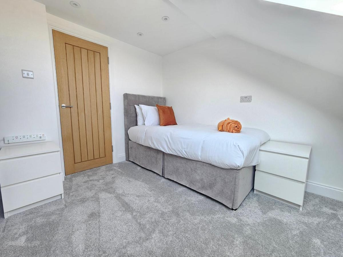 Spacious 4Br House, London, Sleeps 9, Parking Available Екстер'єр фото