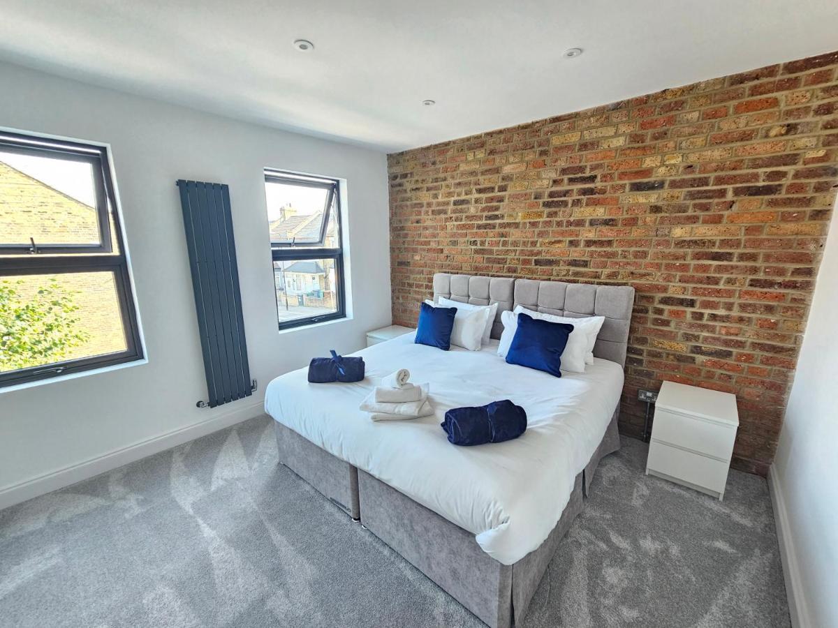 Spacious 4Br House, London, Sleeps 9, Parking Available Екстер'єр фото