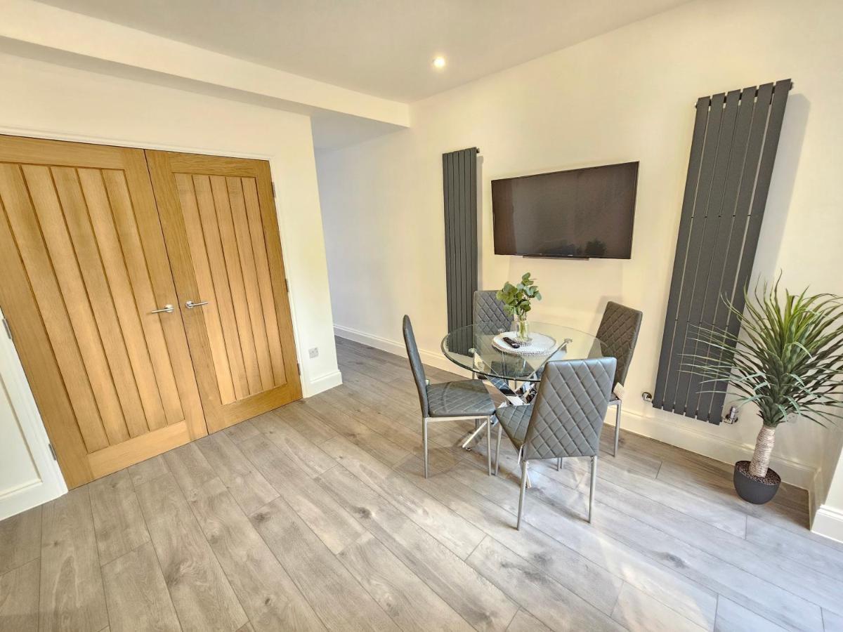 Spacious 4Br House, London, Sleeps 9, Parking Available Екстер'єр фото